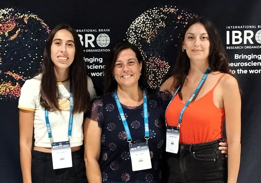 D’esquerra a dreta: Rut Campos, Ana Lloret i Artemis Ftara en el XI Congrés Mundial de Neurociència IBRO 2023.